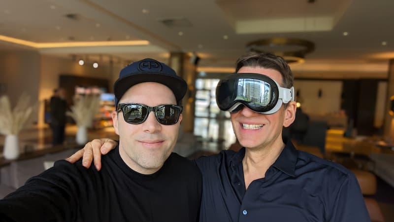 Ich, links, und Collin Croome rechts, trafen uns in Köln, um uns über die Apple Vision Pro und die Meta Ray-Ban 2 zu unterhalten.